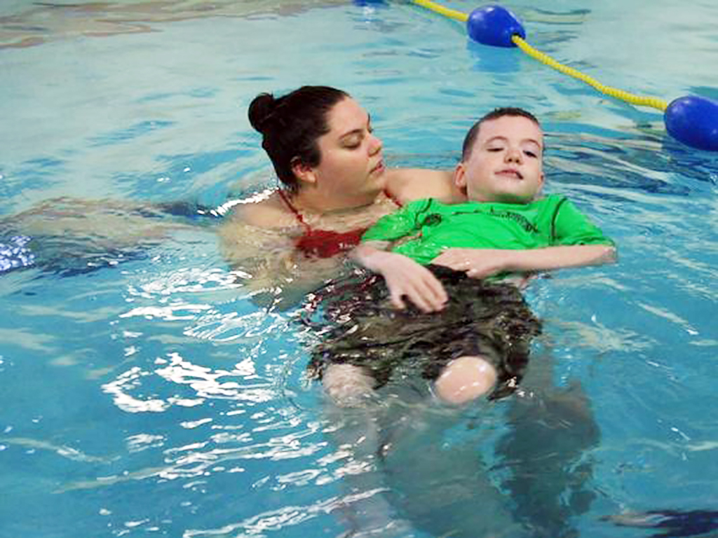 発達障害の子の溺死を防ぐため水泳を教える