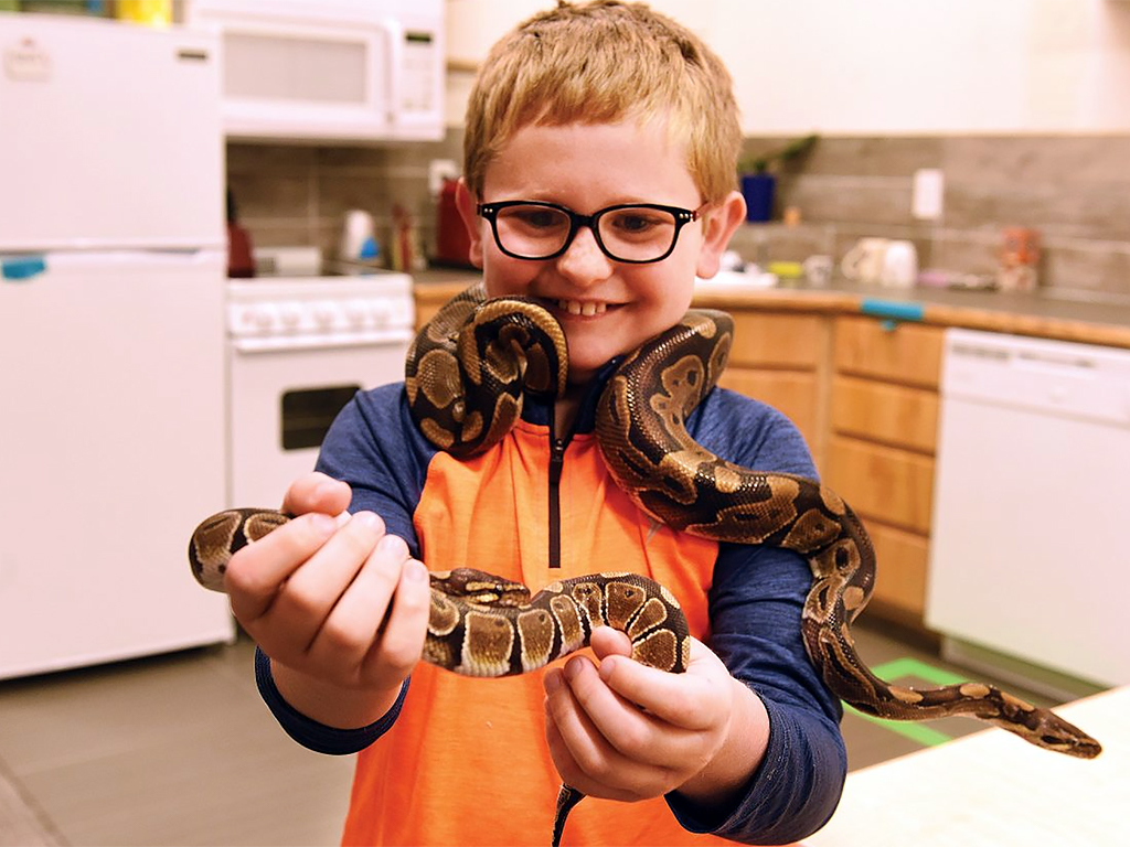 ヘビが発達障害の子を落ち着かせ友だちにもなり、療育を助ける