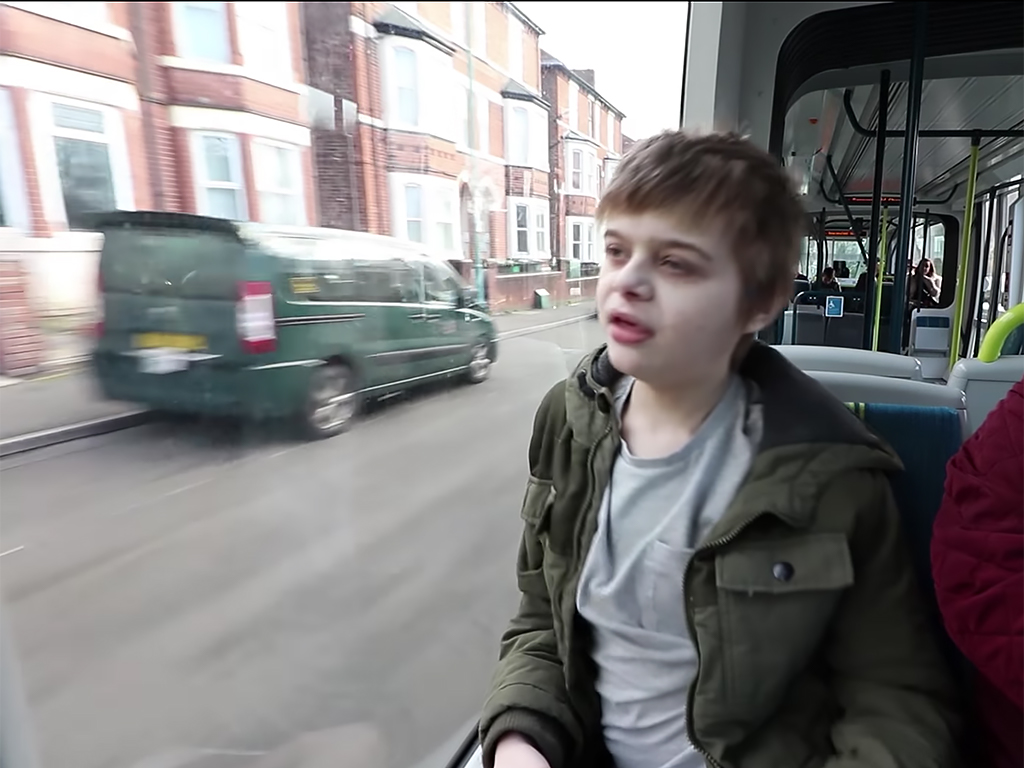 父親が公開している電車やバスに乗る発達障害の少年の動画が人気