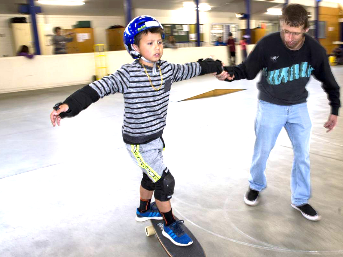発達障害の子どもたち向けマンツーマンのスケートボード教室