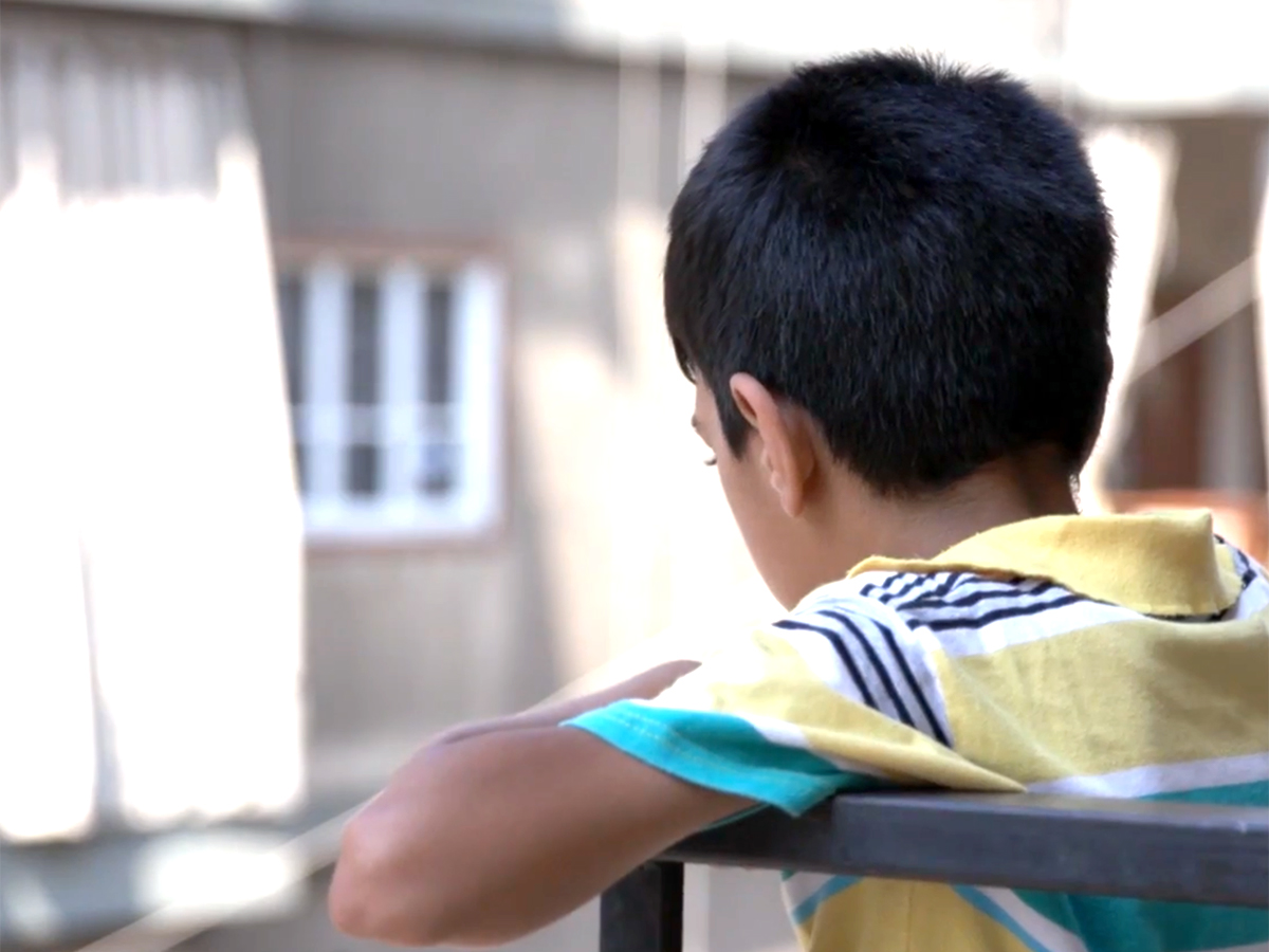ずっと街を見ていた発達障害の少年・戦争難民・支援：母の願い