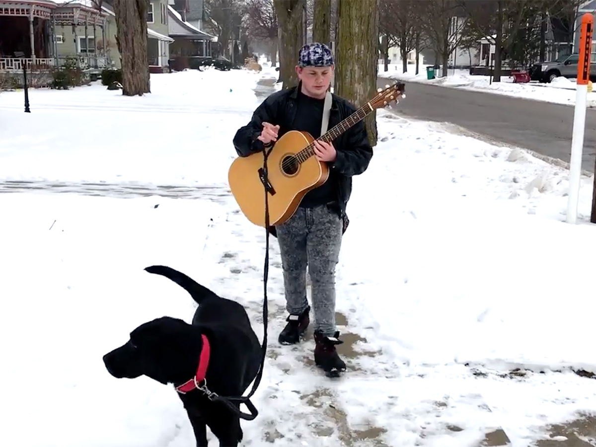 発達障害の少年は毎日歌いながら犬と散歩し街の人たちも変わる