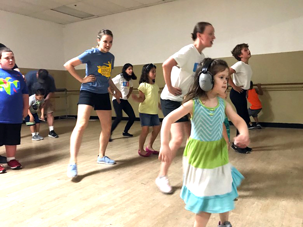 発達障害の子たちが好きなように踊り、自信をつけるダンス教室