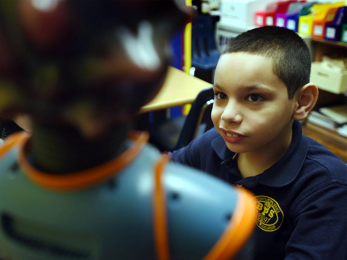 ロボットと学ぶようになって自閉症の息子は家での会話も増えた