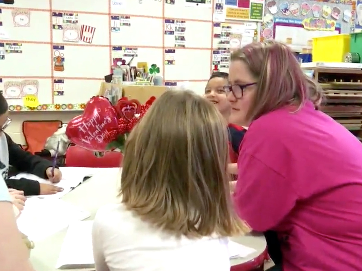 自閉症の女性はボランティアで幼稚園の教室を助け、変わった