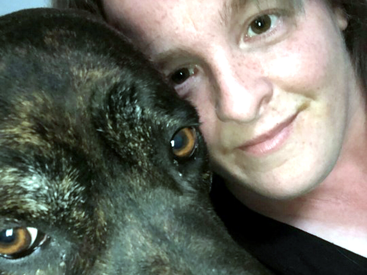 捨てられた犬は親友となり閉じこもり生活の発達障害の女性を救う