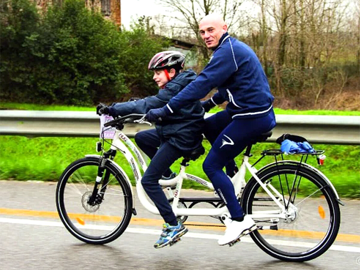 自閉症の子も安全に楽しめる後ろの人が操作する二人乗り自転車