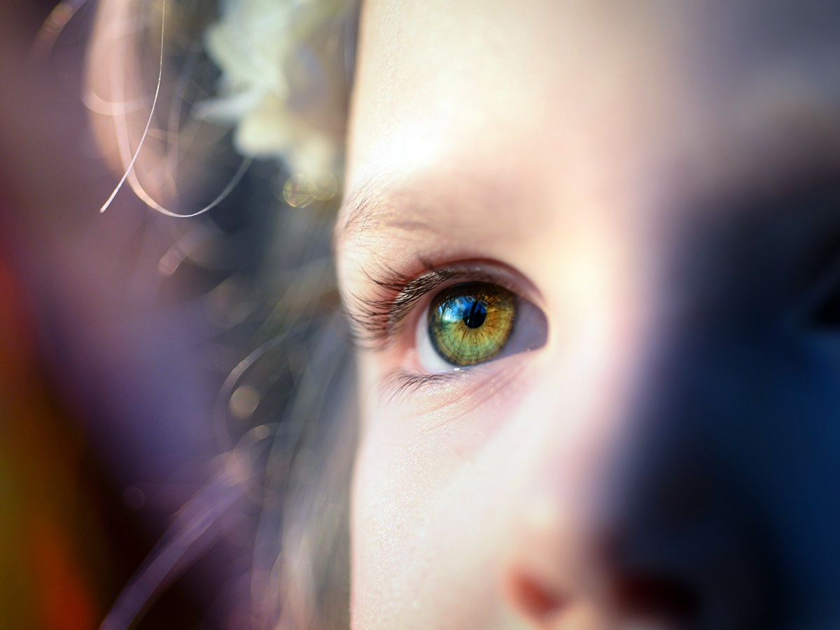 自閉症の人が顔を見ないのは無関心でなく眼球の動きが原因。研究