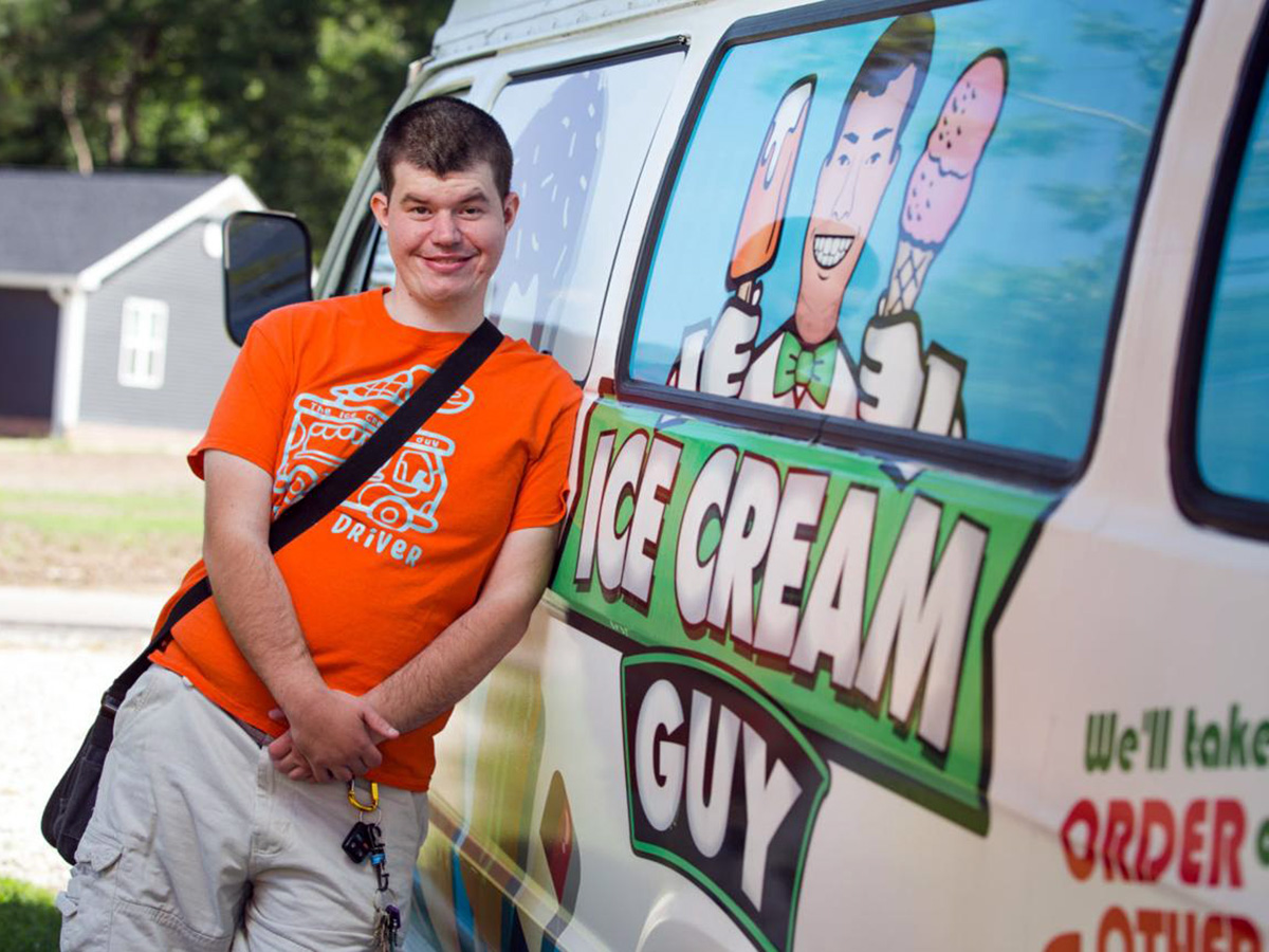 自閉症の青年は支援を受け、移動アイスクリーム販売事業を開始