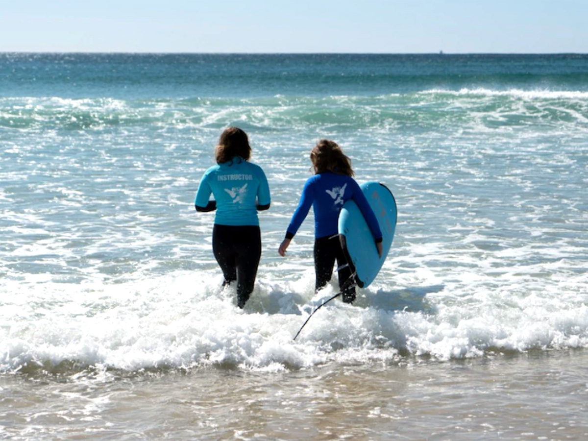 発達障害の少女はサーフィンで自信をつけ、先生も彼女から学ぶ
