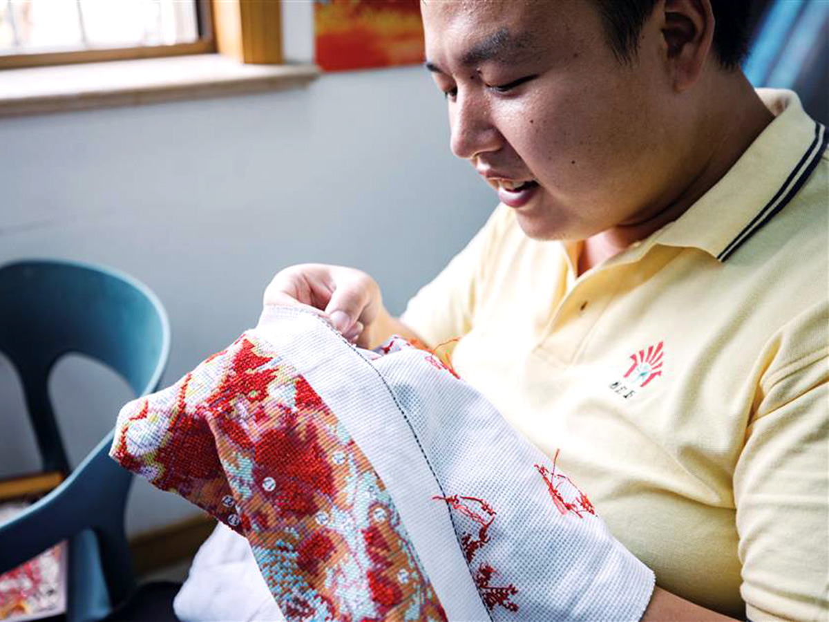 自閉症の男性は「刺繍」で変わり、素晴らしい作品で自分を伝える