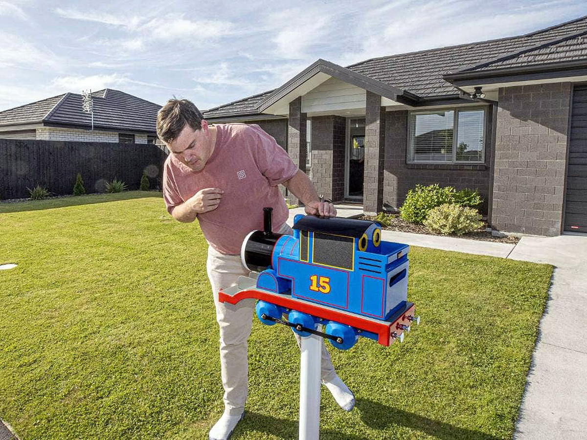 父親の手作り機関車トーマスが自閉症の息子や仲間の生活を応援