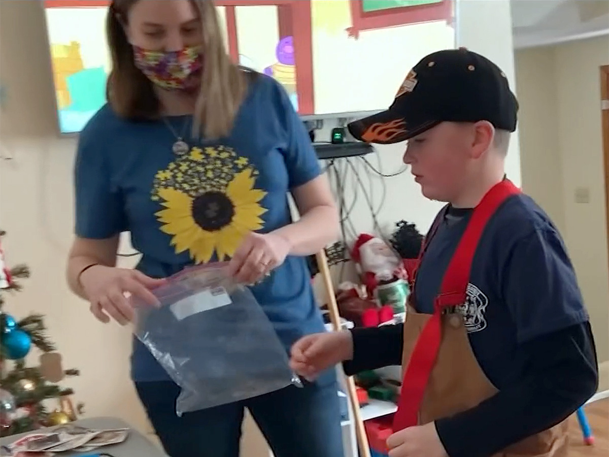 自閉症の子と母が救急の現場に「センサリーバッグ」の提供活動