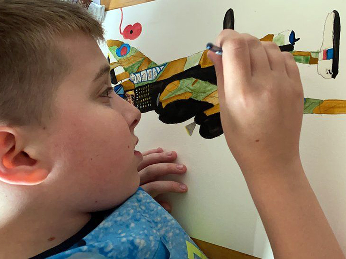 飛行機大好き自閉症の少年は本で慈善事業を支援。首相から表彰