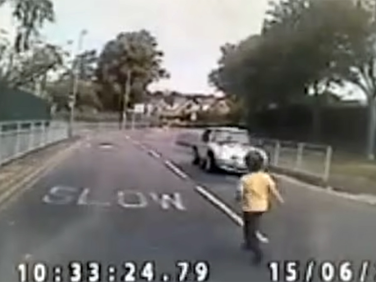 恐ろしい瞬間。自閉症の少年が保育園から脱走、車が走る道路へ