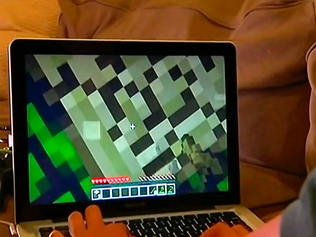 自閉症の少年がマインクラフトで人と知り合い、行方不明になった