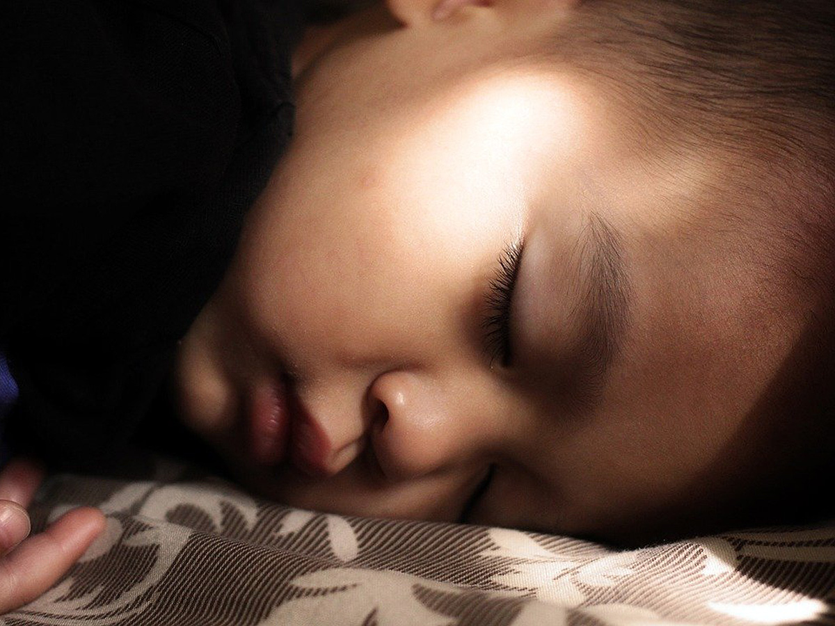 自閉症の子はよく眠れると問題行動や親の幸福感が大きく改善