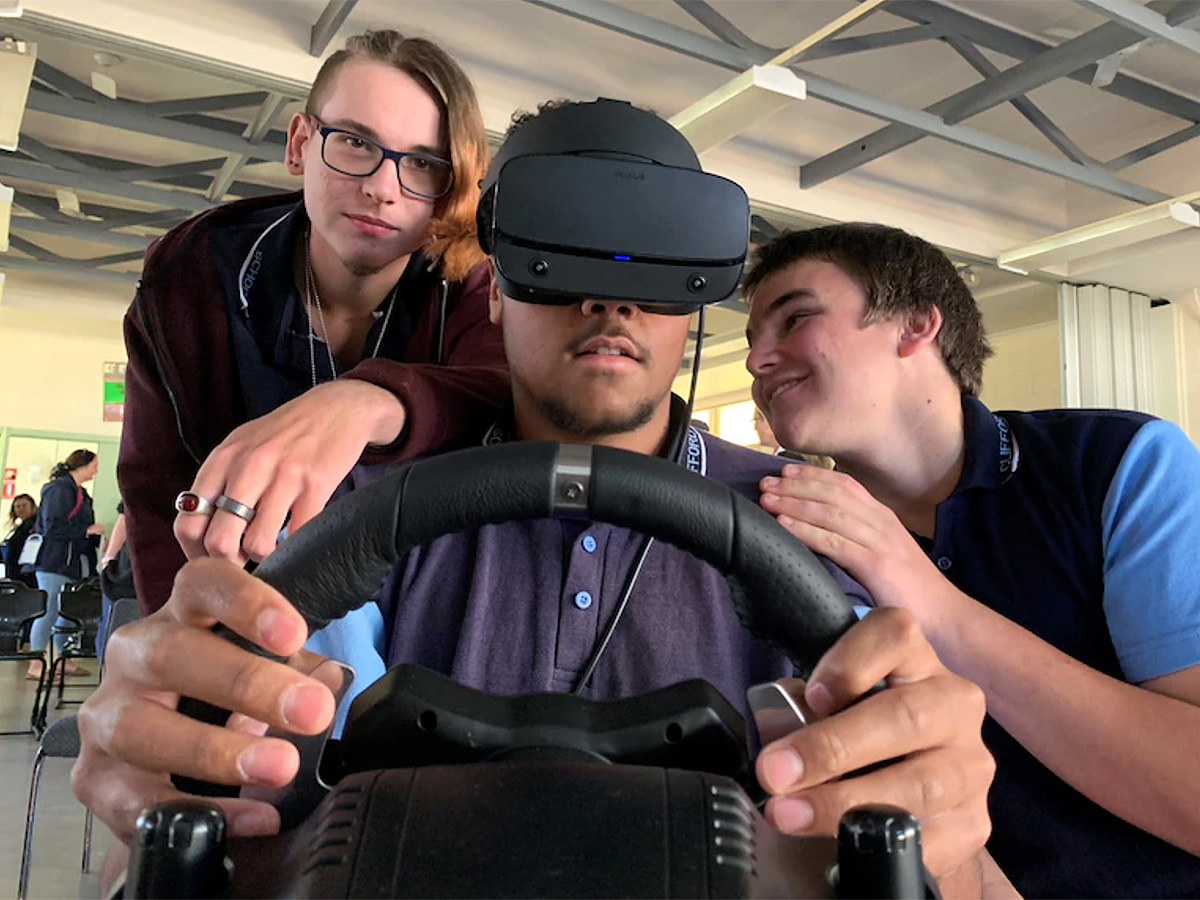 VRで知的障害の生徒たちが運転を学ぶだけでなく自信もつける