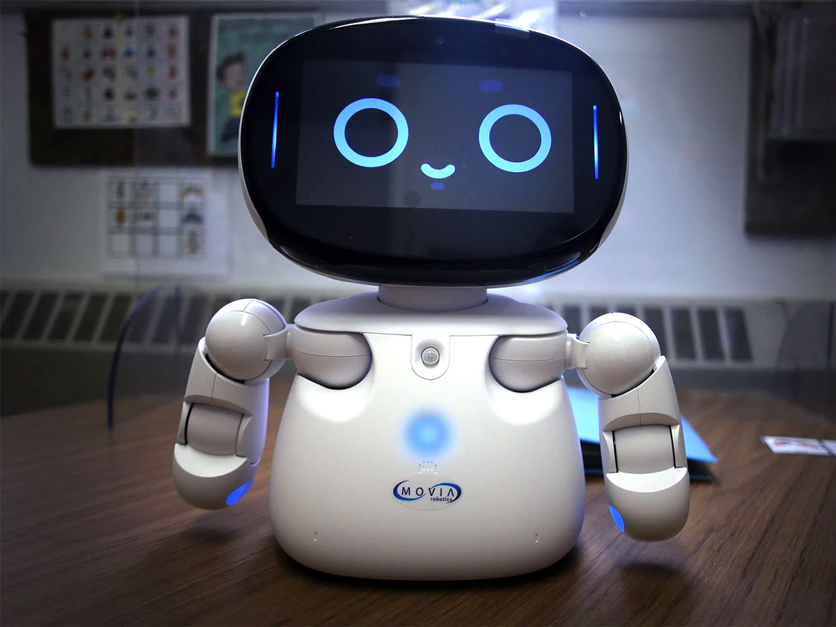 幼稚園で自閉症の子の学習を先生と一緒に支援するロボット