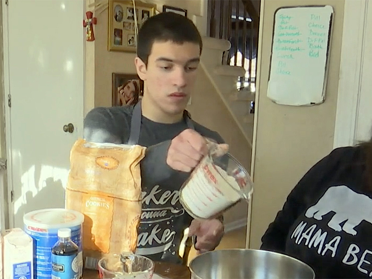 自閉症の青年と母親はキッチンでビジネスを始め、夢を広げる