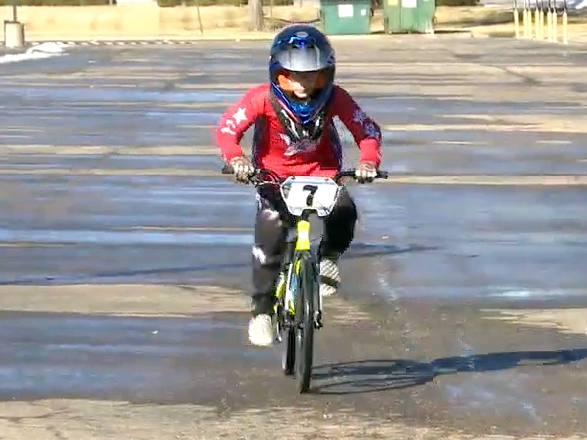 自閉症の少年はBMXで数々のトロフィーと社会性も獲得した