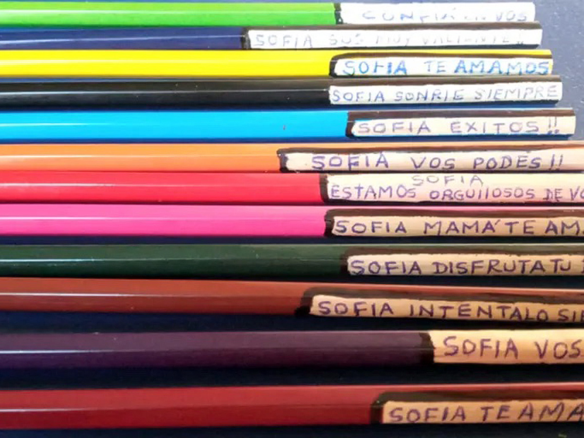 学校に通い始めた自閉症の孫娘に贈られた、おばあちゃんの色鉛筆