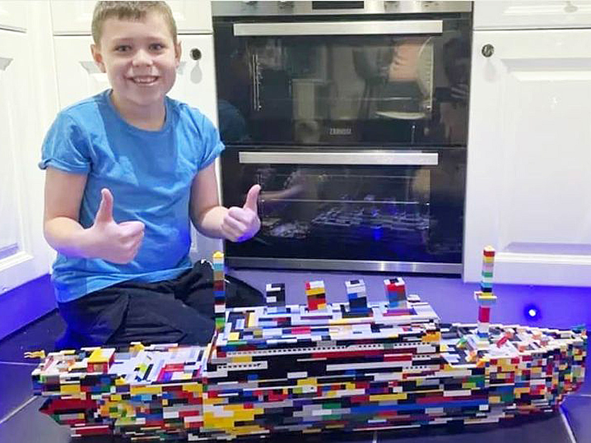 自閉症の少年が記憶を頼りに、重さ７キロのタイタニックを完成