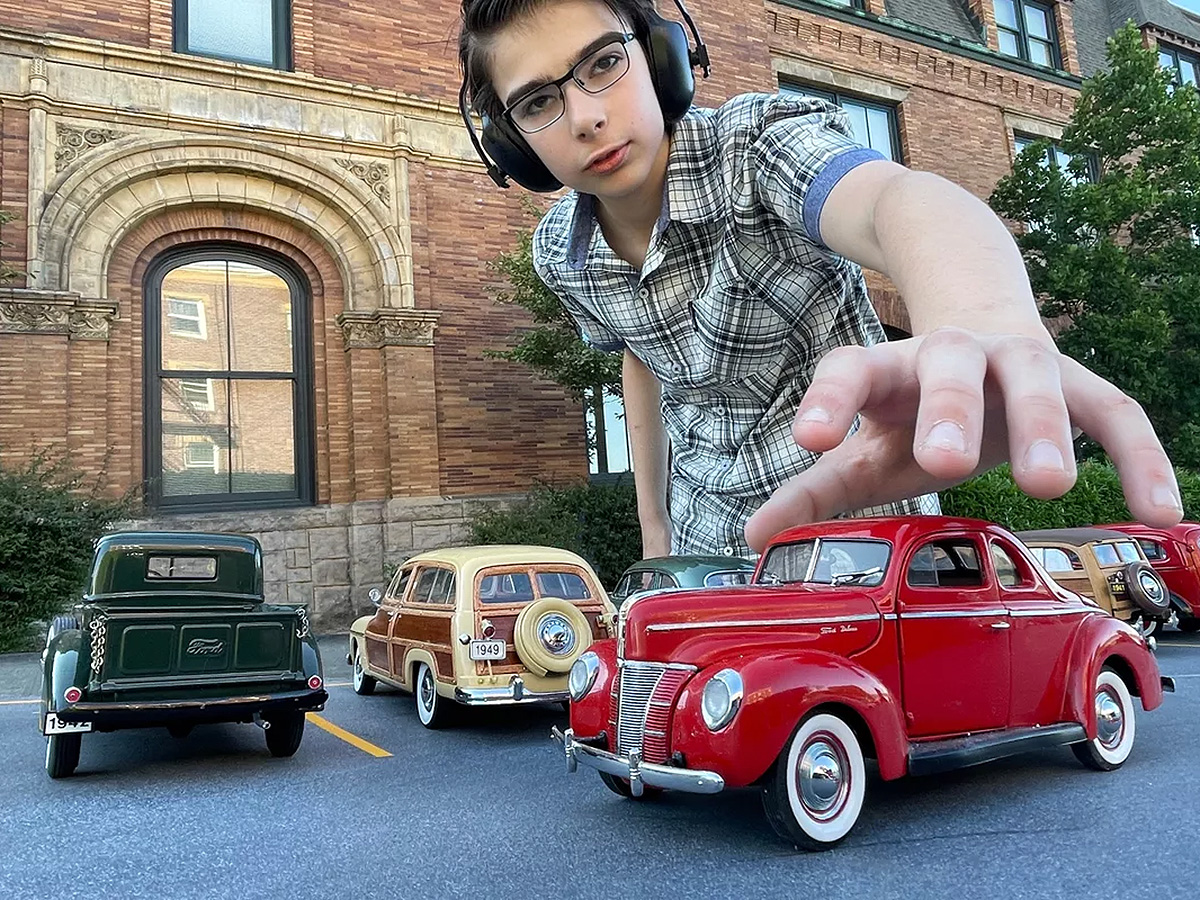 AppleのCEOもツイート。模型自動車の自閉症少年写真家