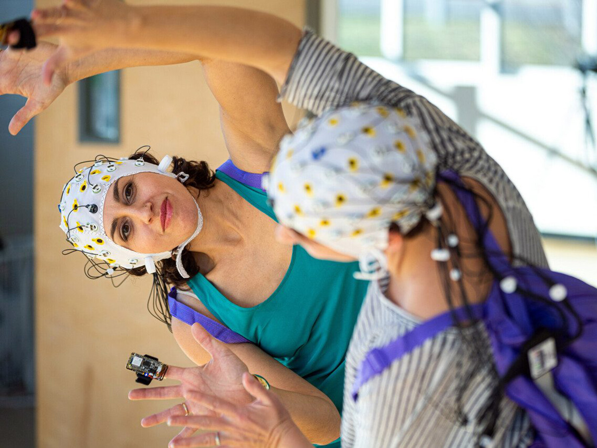 自閉症の困難に役立つ。「ダンス」の脳を同期させる効果の研究