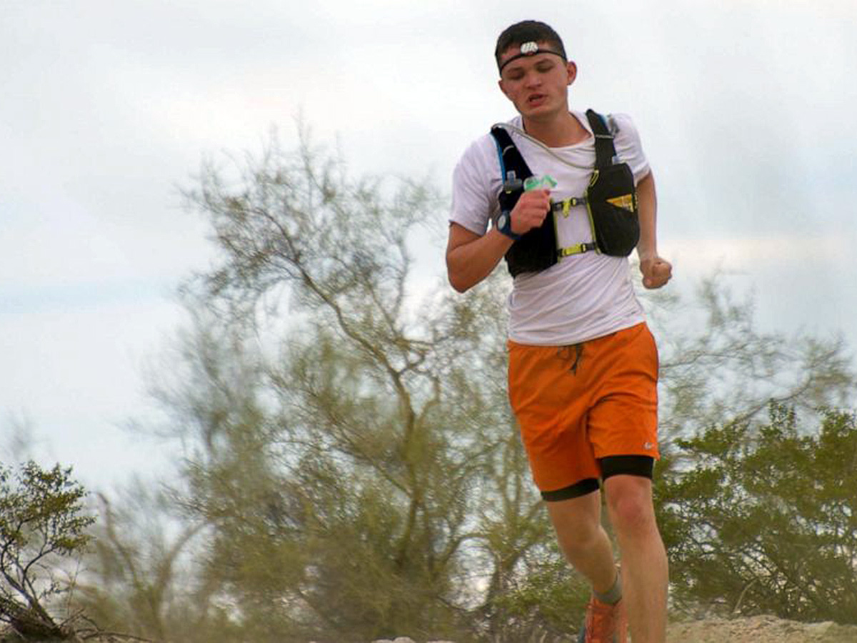自閉症の青年は親子で準備し、１６０キロメートルマラソンを走破