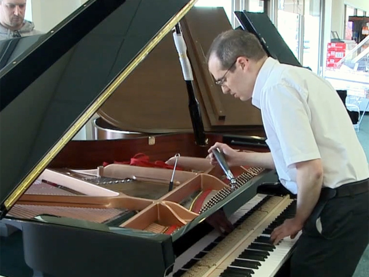自閉症の男性は幼少期に習った大好きなピアノで天職を得た