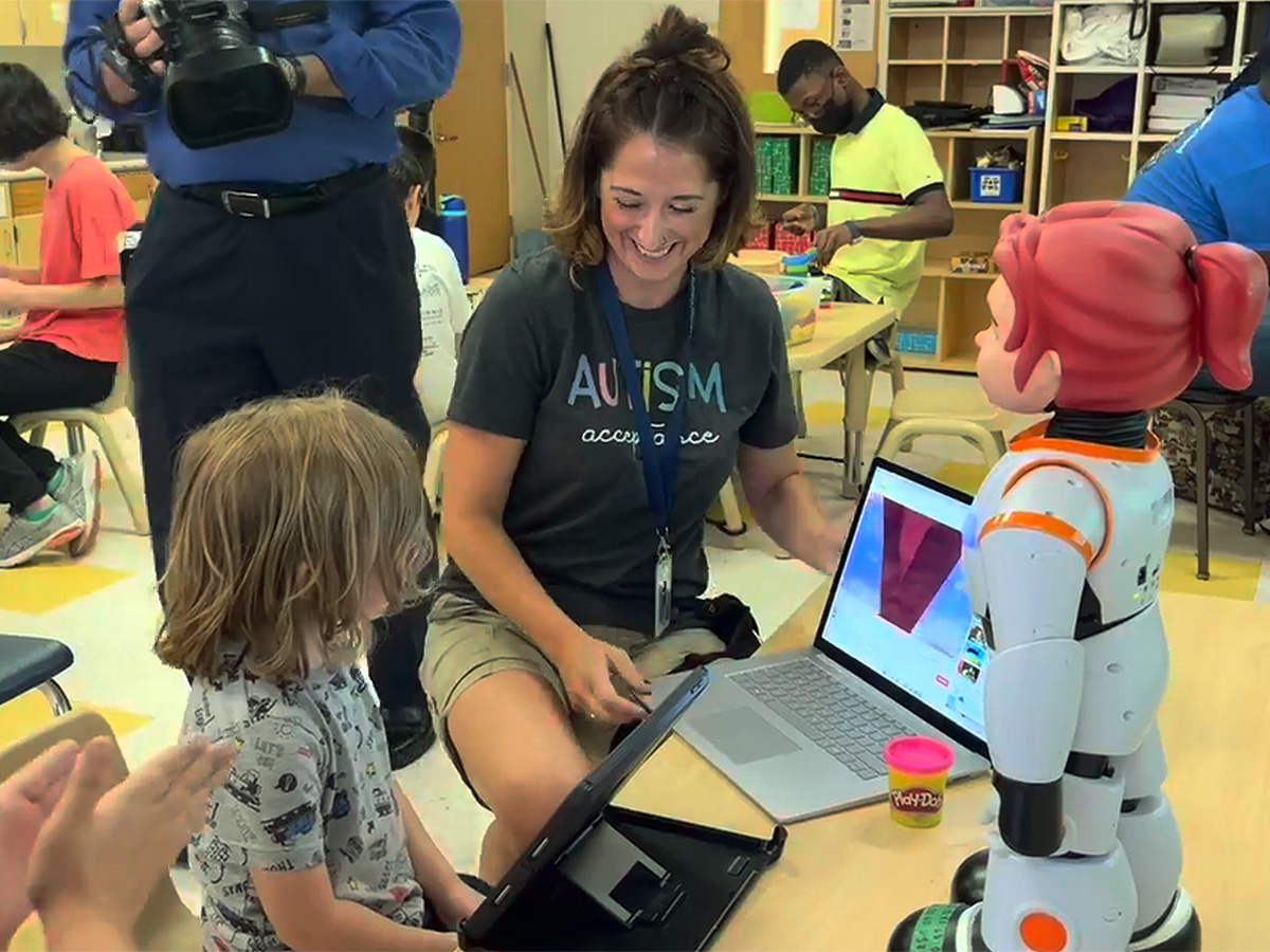 自閉症の子たちがロボットで学ぶ機会。「僕を理解してくれる」