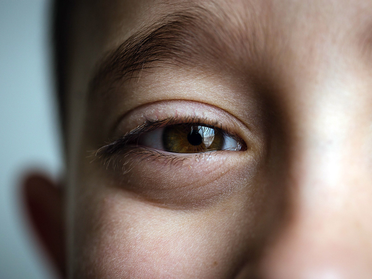 自閉症の子は明るさへの瞳孔の反応が遅い。診断に使えるかも