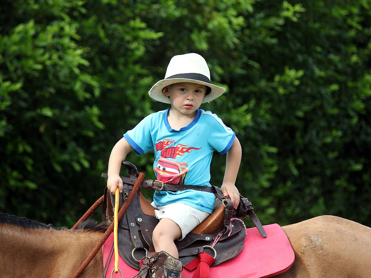自閉症の息子を馬に乗せたら話すように。それで乗馬療法を始めた
