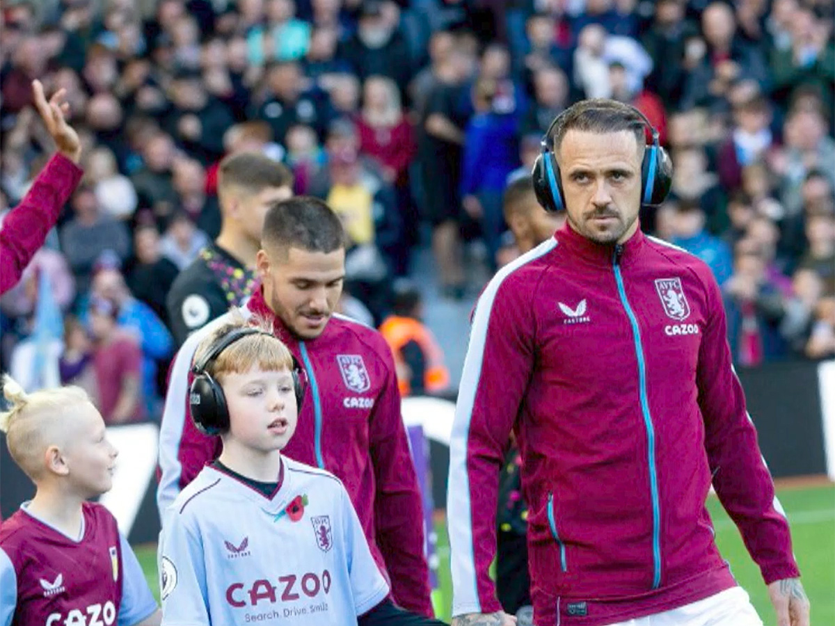 自閉症の子と一緒にイヤーマフを着けたサッカー選手に称賛の声