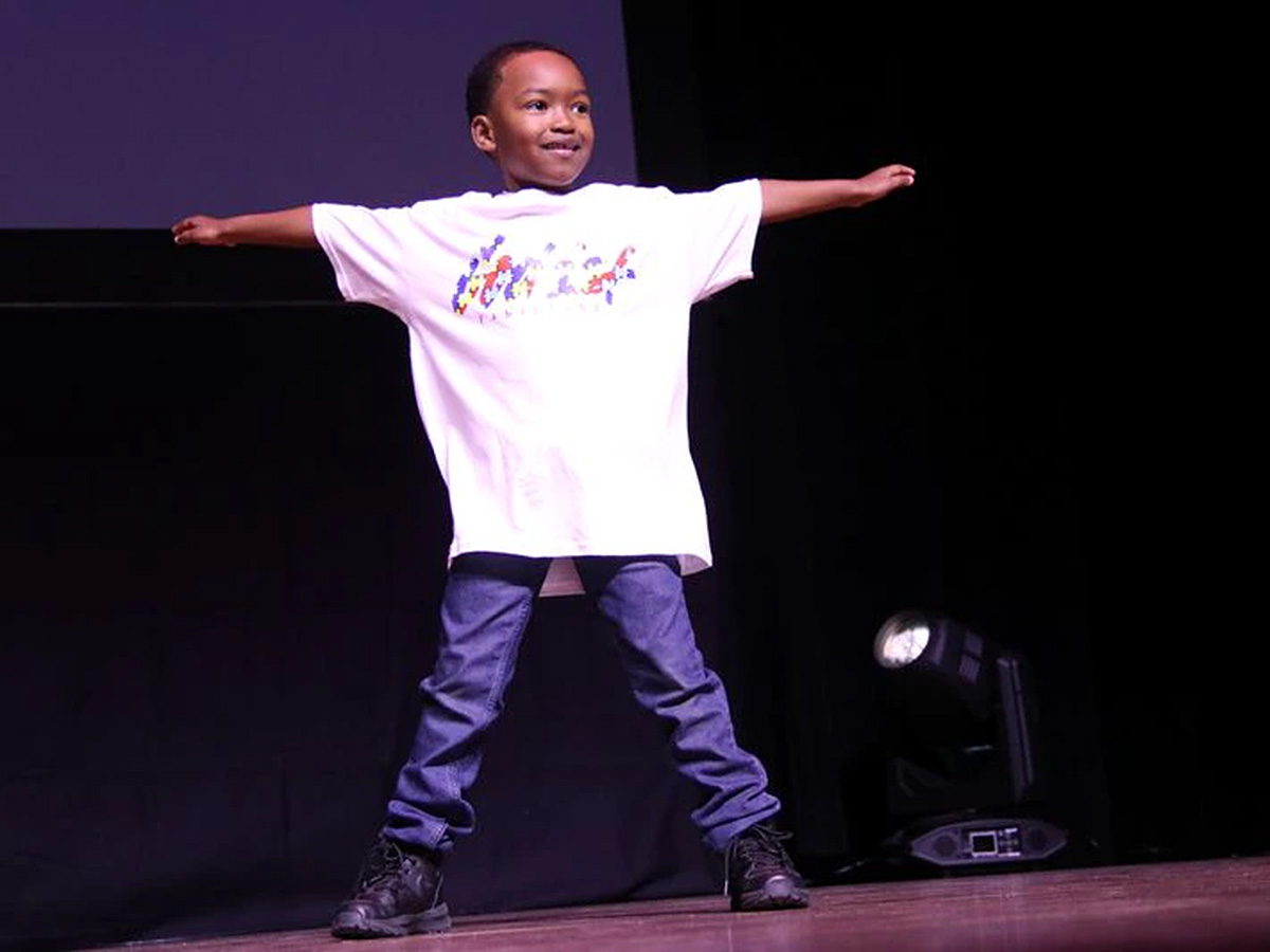 自閉症の青年もステージで夢中になって楽しむファッションショー