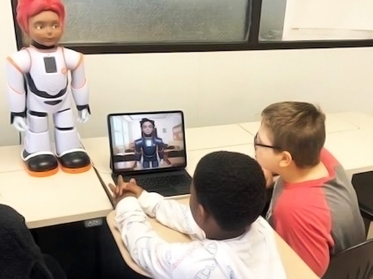 ロボットは自閉症の生徒の社会性や感情面のスキル向上に役立つ