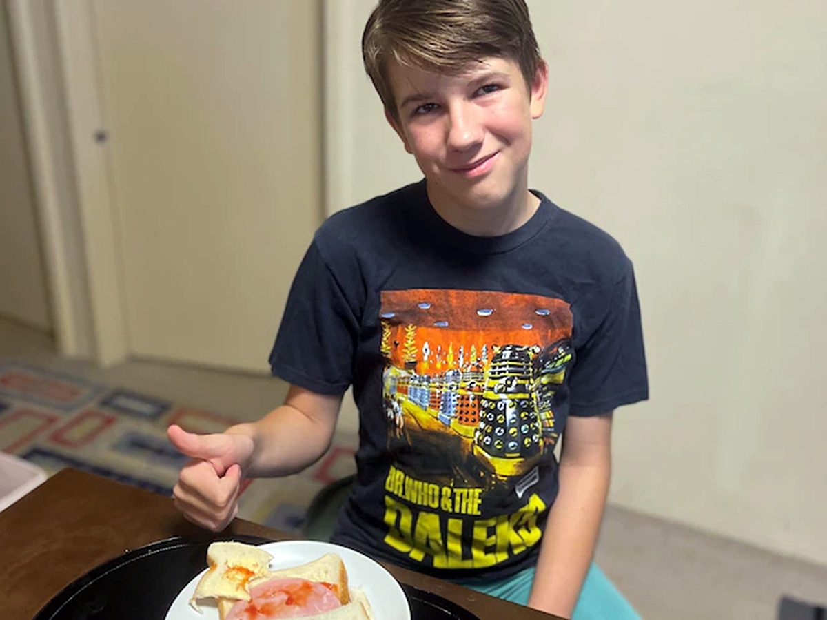 自閉症の子の食事の困難。まずは見た目やにおいに慣れることから