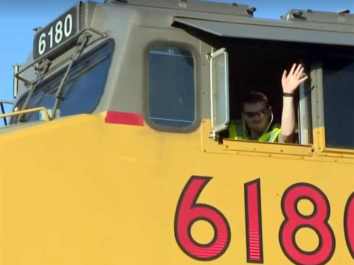 １０年、列車に手を振ってきた自閉症の青年。機関車への夢かなう