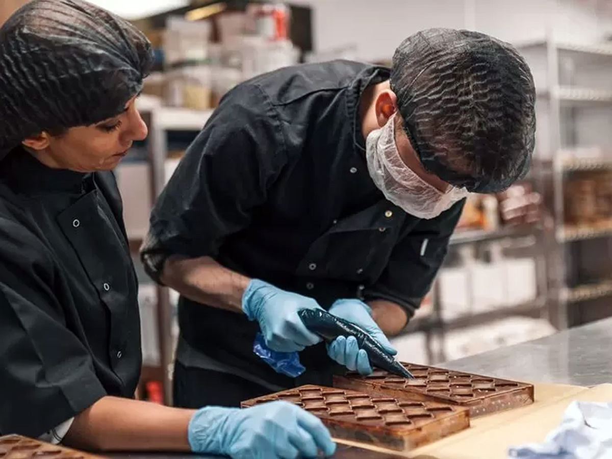 自閉症の子の父母が作ったチョコ工場「障害を超能力に感じる」