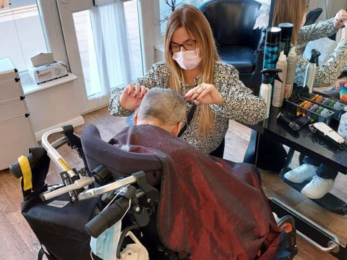 自閉症の家族をもつADHD女性の「理解のある空間」の理髪店