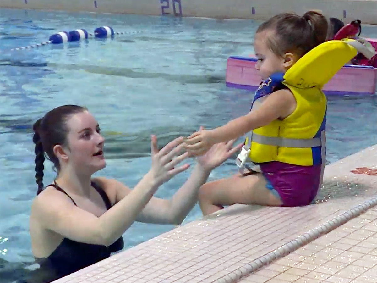 自閉症の子の感覚や学習ニーズにあわせ水辺での安全を教える