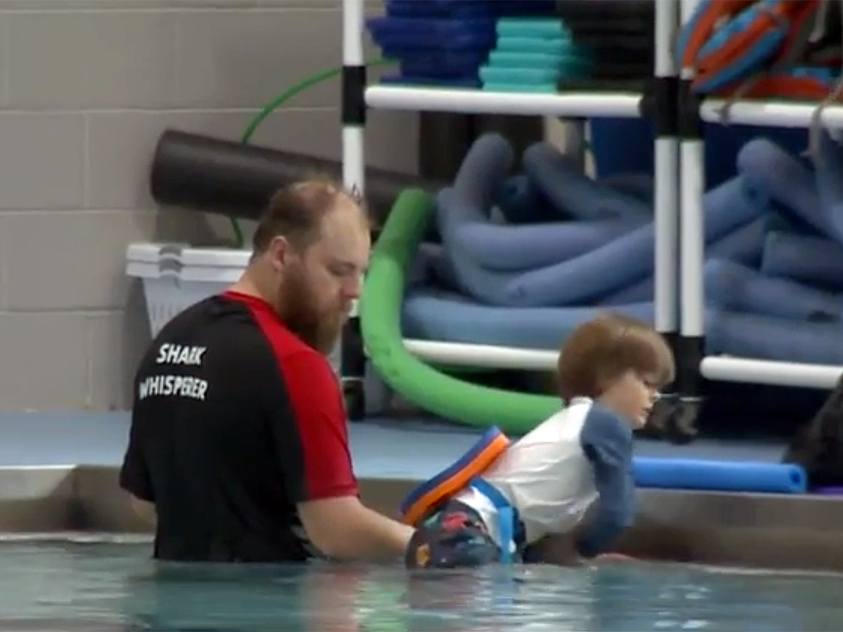 自閉症の子の命を守るために。多くの家族が待ち求む水泳教室