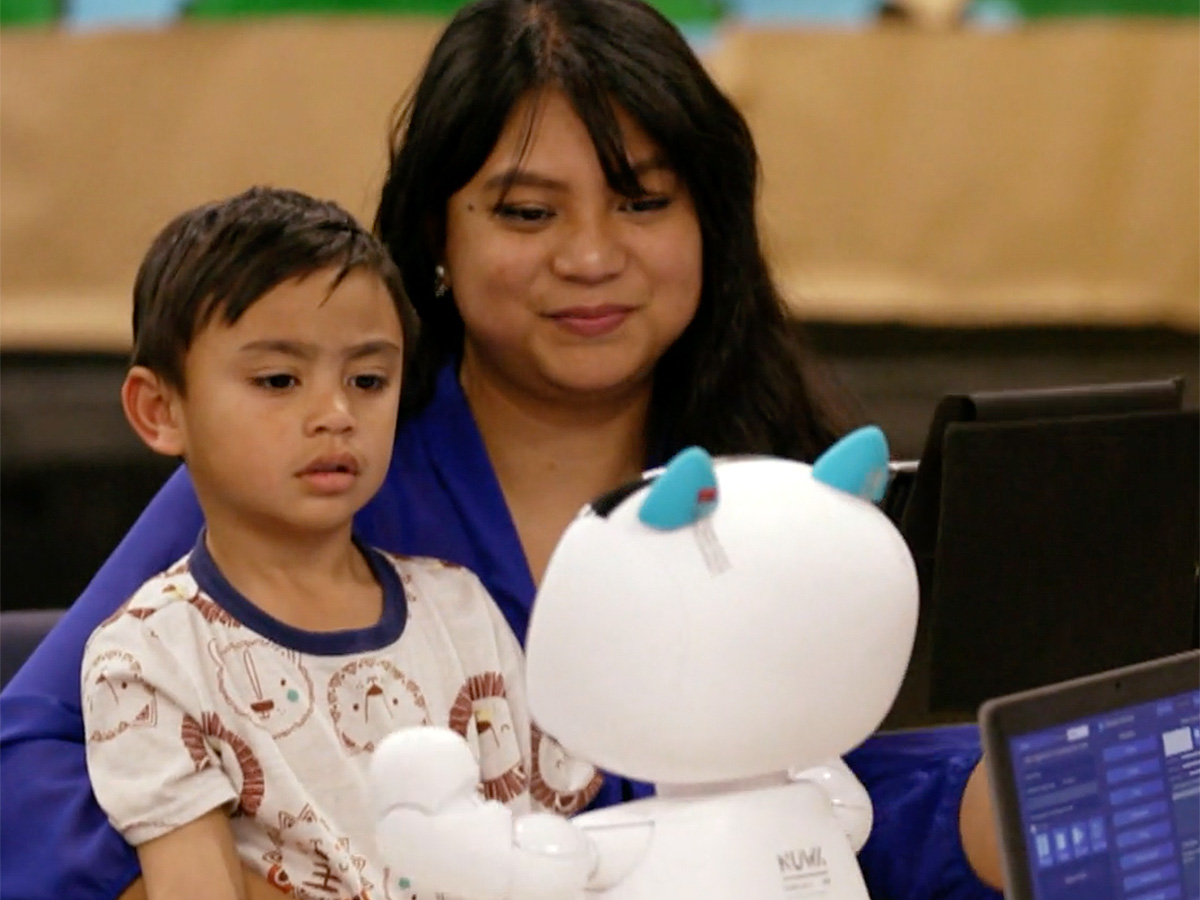 公共図書館に自閉症の子どもを助けるロボットを設置する取り組み