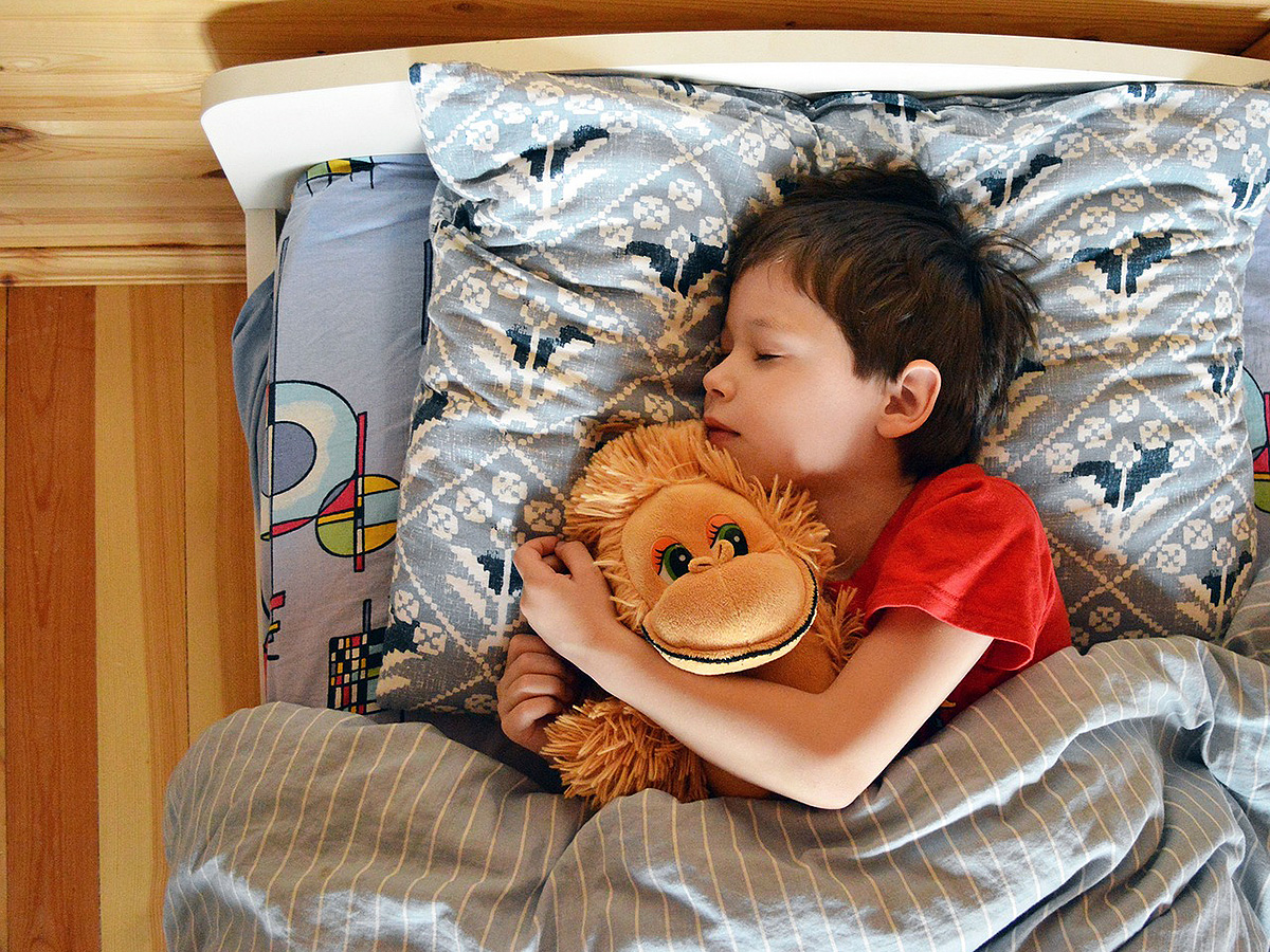 自閉症の子に適した寝室づくり。安全や感覚の問題への考慮を