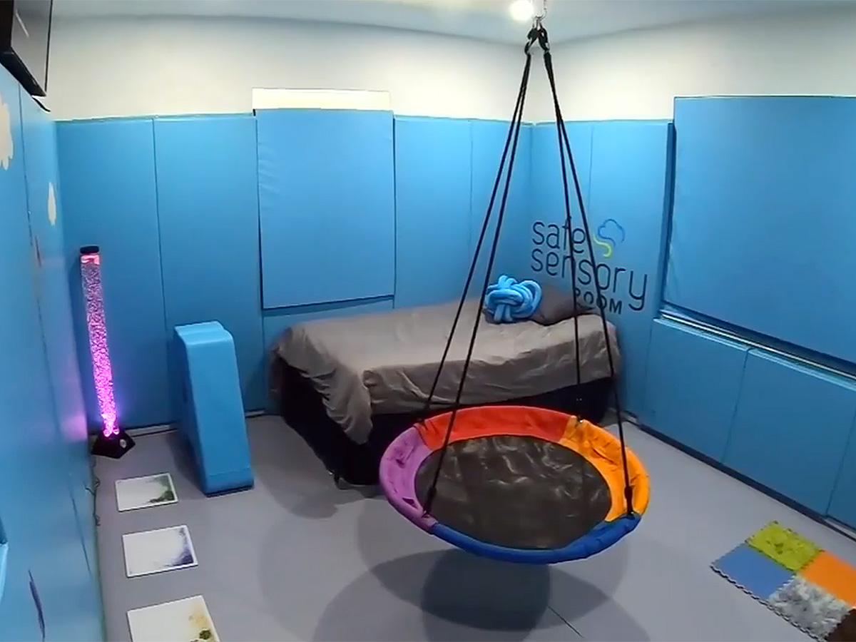 自閉症の子の母が始めた「感覚に優しく安全で眠れる部屋」の設置