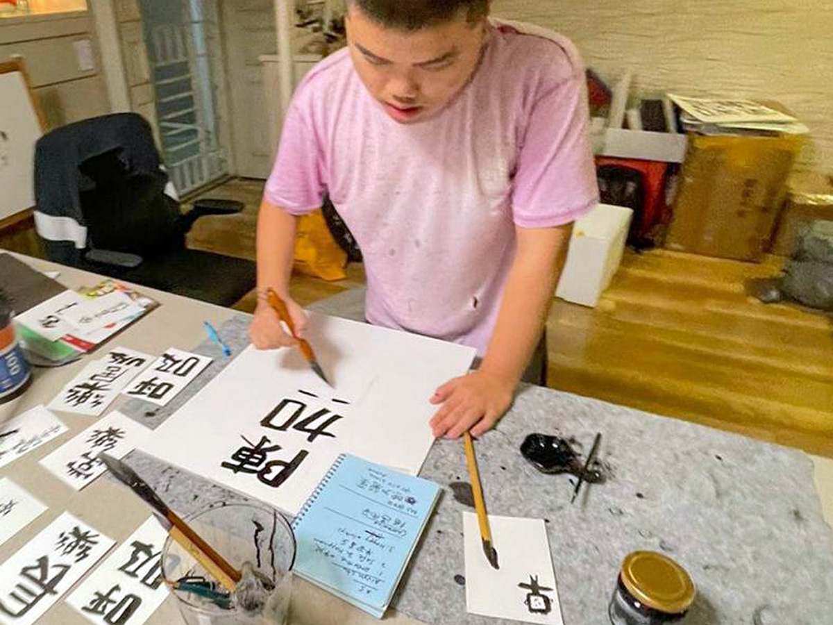 自閉症の少年は「書道」に夢中、今では家族の収入にもなった。