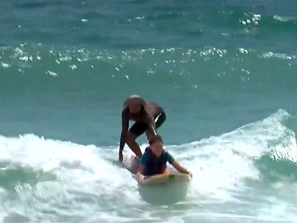 自閉症の息子は海で幸せそうだった。サーフィンキャンプ１８年目