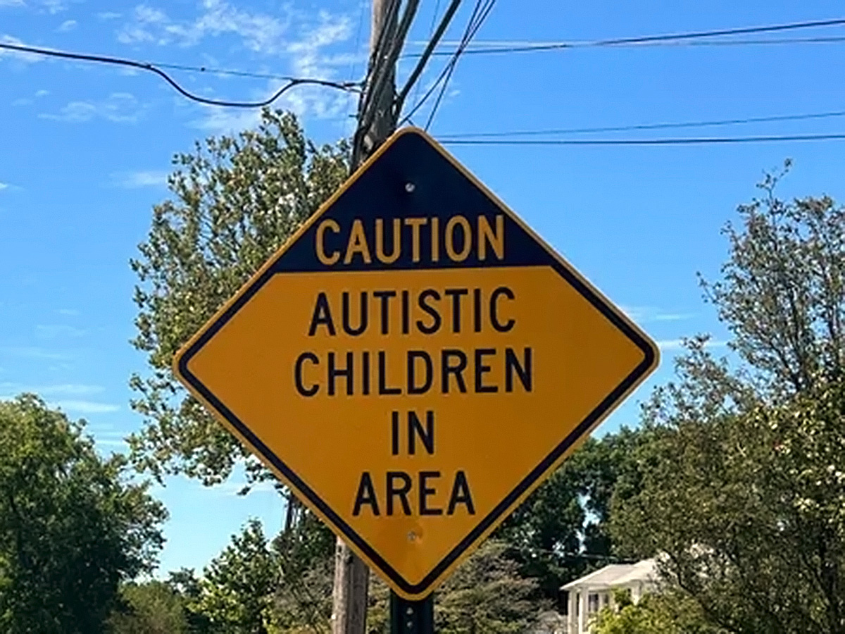 「自閉症の子がいます。注意」家族の要望で設置された道路標識