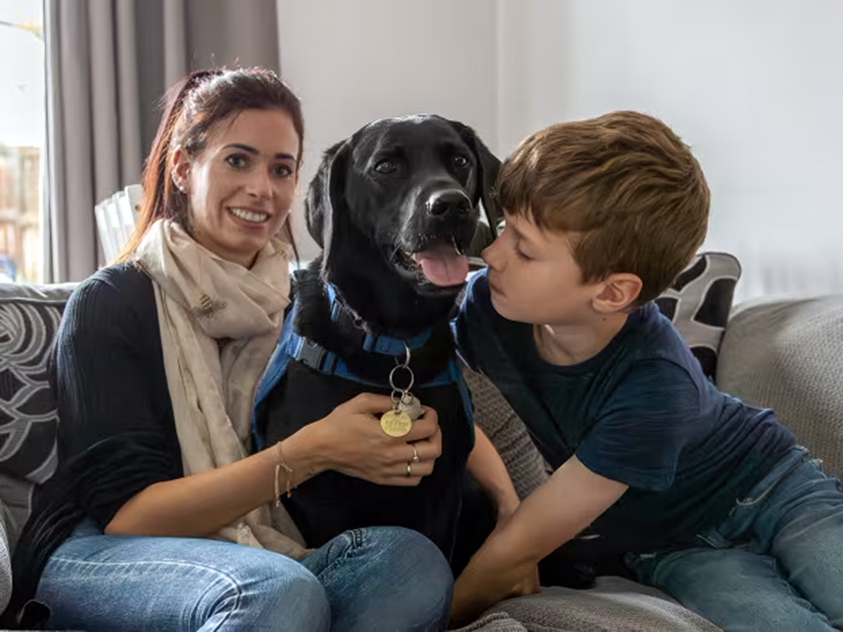 介助犬が車にひかれるのを防ぎ、自閉症の息子の命を救ってくれた